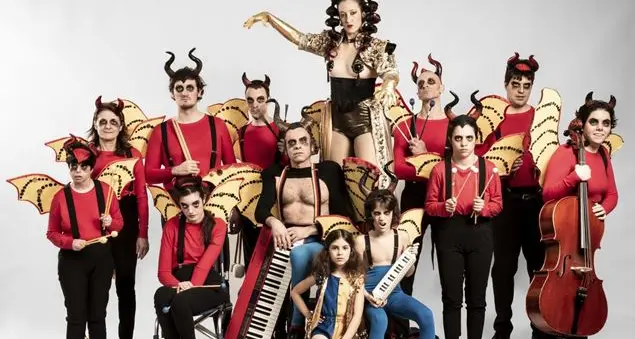 La straordinaria performance di una compagnia di attori disabili, bambini e anziani