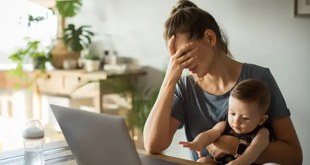 Una lavoratrice su cinque lascia il lavoro dopo essere diventata madre