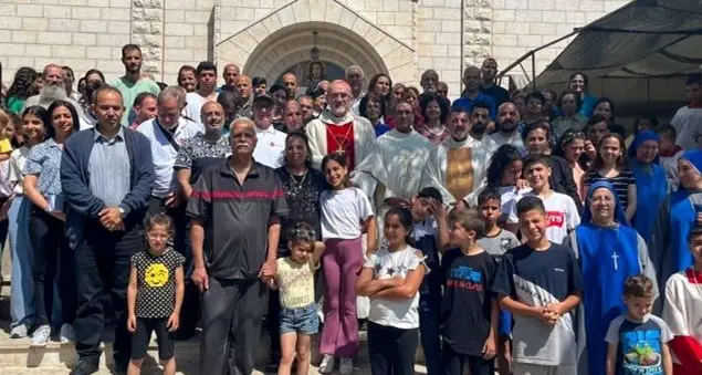 Pizzaballa alla chiesa della Sacra Famiglia di Gaza. È il primo religioso a entrare nella Striscia dall'inizio della guerra