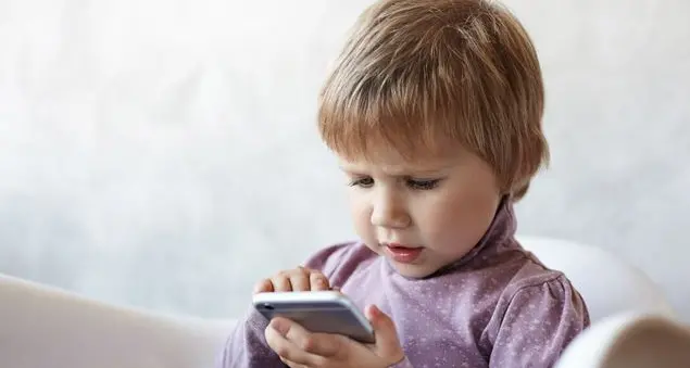 «Il mio bambino al mattino cerca il mio telefono prima ancora di dire “buongiorno”»