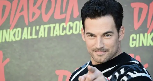 Chi è Giacomo Gianniotti, l'attore che ha sostituito Luca Marinelli nel ruolo di Diabolik