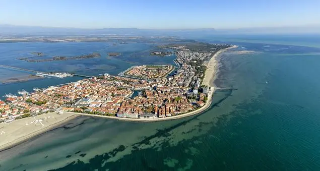 A Grado per battere il record del maggior numero di persone vestite da \"sole\"!