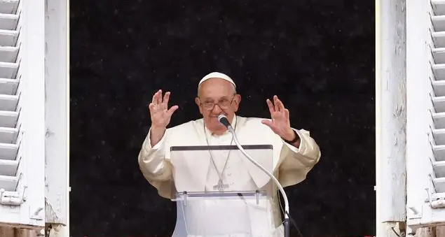 «Dobbiamo essere \"eucaristici\" e diventare ciò che mangiamo, cioè dono per gli altri»