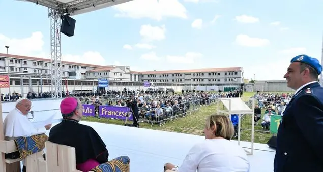Il Papa nel carcere di Verona: «Provo dolore per i detenuti che si sono suicidati. Non perdete la speranza»
