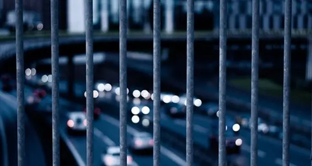 «A 18 anni non gli interessa prendere la patente». Perché sono sempre meno i giovani che la desiderano