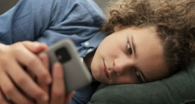 Prendono di mira un compagno durante la cena di fine anno in chat