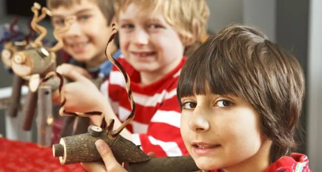 Bambini a lezione dai maestri d'arte per imparare la bellezza
