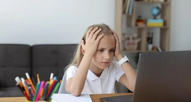 «È divorata dall’ansia a causa della scuola. Lo psicologo non l’aiuta»