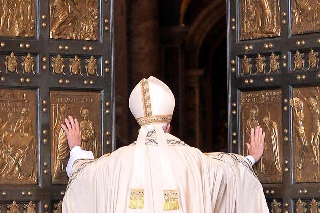 From the competition to the artist who created it, all the curiosities about the Holy Door of St. Peter’s Basilica