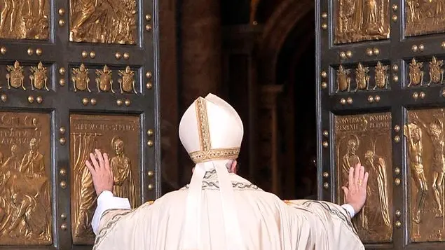 Dal concorso all'artista che la realizzò, tutte le curiosità sulla Porta Santa della Basilica di San Pietro