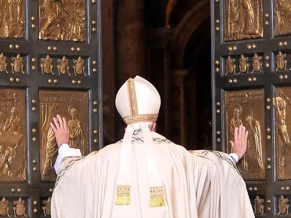 Dal concorso all'artista che la realizzò, tutte le curiosità sulla Porta Santa della Basilica di San Pietro