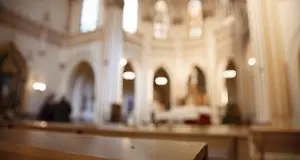 Un prete omosessuale lasciato solo