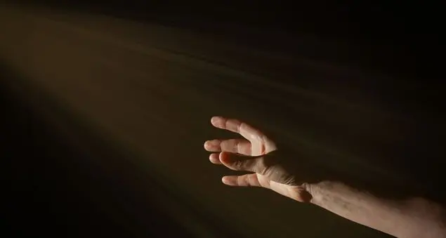 Decifrare il cuore umano sull’orlo dell’abisso