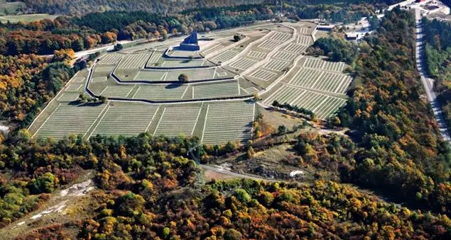 Un sogno di pace fra le tombe dei soldati tedeschi