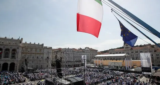 Trieste, la città ferita dalla storia che discute di democrazia e abbraccia il Papa