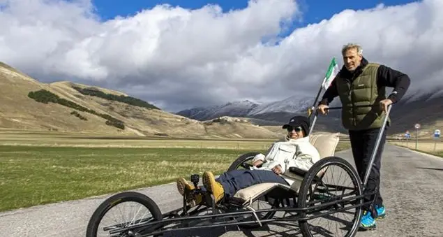 Sul tetto del mondo su una sedia a rotelle