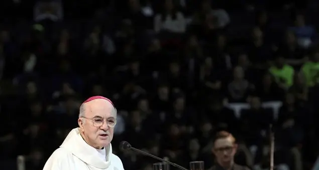 Il Vaticano ha scomunicato monsignor Viganò per scisma