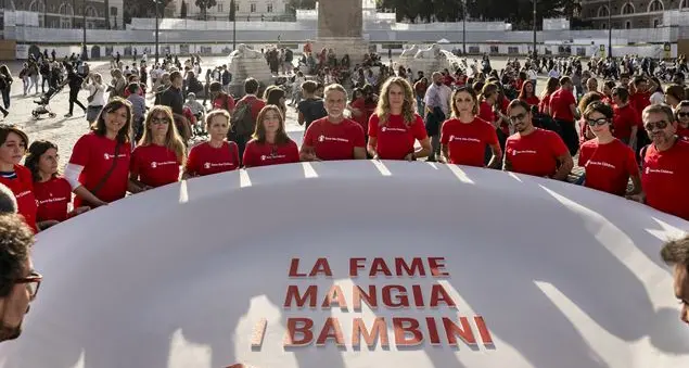 \"La fame mangia i bambini\", la nuova campagna di Save the children