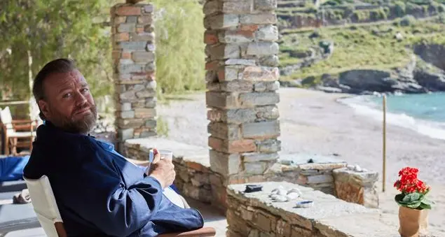 Cosa c'è da sapere su Kostas, il commissario che ama la cucina e i vocabolari