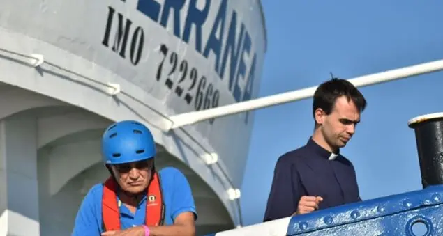 Don Mattia Ferrari, sulle barche a salvare migranti per \"compassione viscerale\"