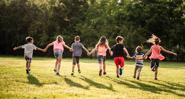 Basta distinzioni. Garantire a bambini e ragazzi uguali diritti vuol dire gettare le basi per il futuro