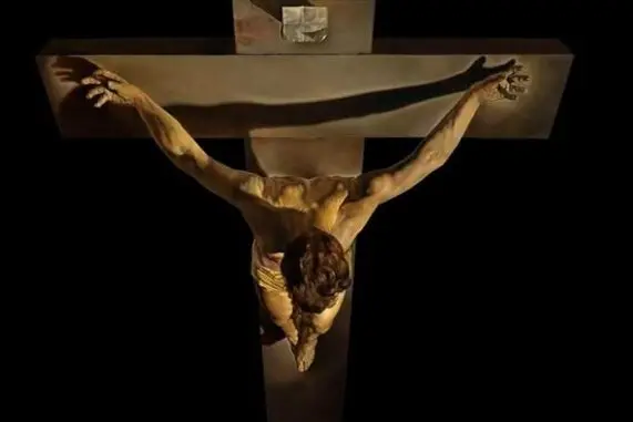 Salvador Dal\\u00ED, Cristo di San Giovanni della Croce, 1951. Olio su tela, l\\u2019opera raffigura Cristo sulla croce visto dall\\u2019alto e richiama un disegno realizzato dal mistico spagnolo san Giovanni della Croce. Il dipinto \\u00E8 conservato presso il Kelvingrove Art Gallery and Museum di Glasgow