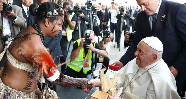 Il Papa in Nuova Guinea: «Stop alle guerre tribali e all'uso ingiusto delle risorse»