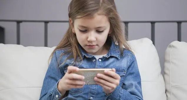 «La mia bambina di 10 anni, spinta dalla curiosità, ha cercato immagini pornografiche sul mio telefono»