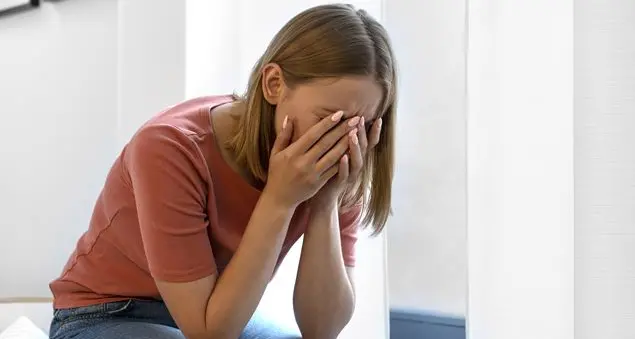 «Sembravamo anime gemelle, ma mi ha tradito. Ora non so più chi sono e come comportarmi con i nostri figli»