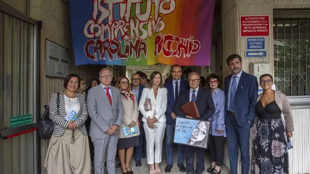 Suicidi a 15 anni per colpa dei bulli: a Torino la prima scuola intitolata a Carolina Picchio