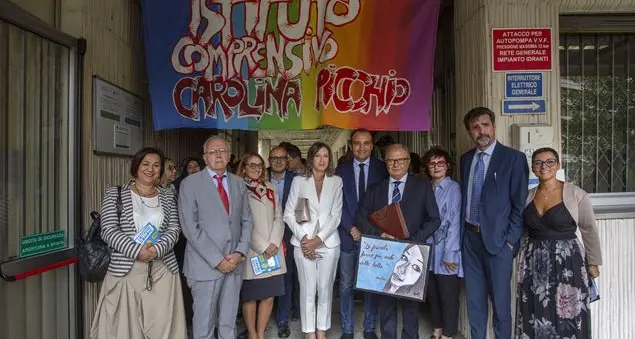 Suicidi a 15 anni per colpa dei bulli: a Torino la prima scuola intitolata a Carolina Picchio