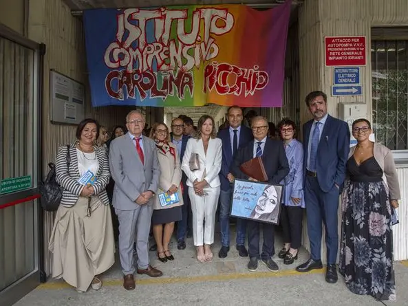 Suicidi a 15 anni per colpa dei bulli: a Torino la prima scuola intitolata a Carolina Picchio