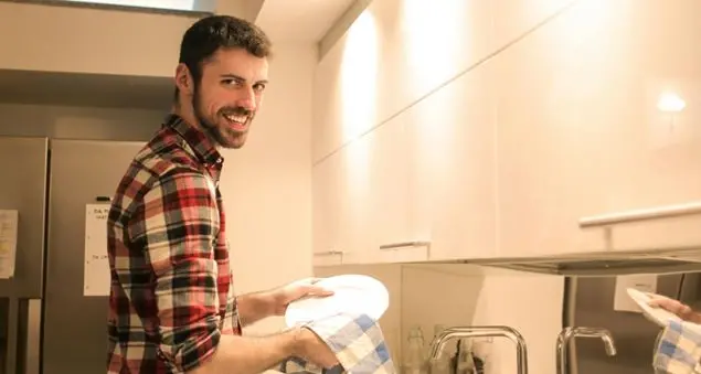 «Mi ha tradito, si è pentito e fa il marito ideale. Ma io gli dò le \"penitenze\" e non lo perdono»