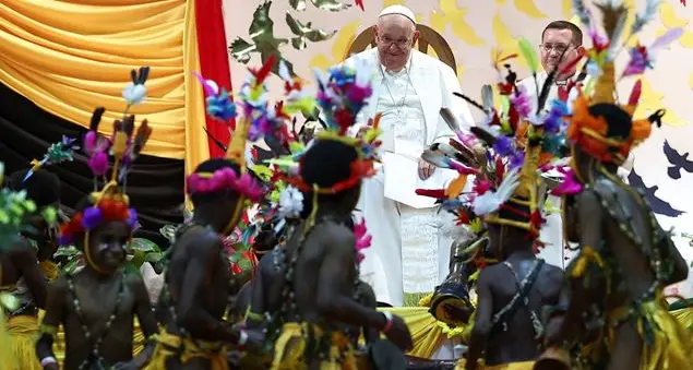 Il Papa ai bambini disabili e di strada: «Nessuno è di peso, siamo doni bellissimi di Dio»