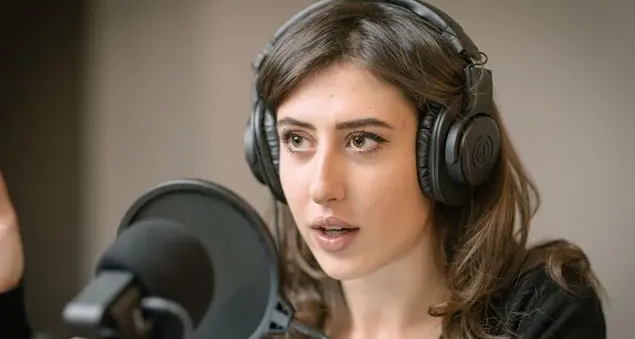 Cecilia Sala dorme per terra su una coperta, l'Italia chiede la sua liberazione immediata