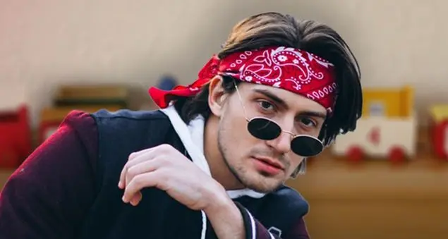 «Carlo, 20 anni, dice di essere un talento da copertina di Forbes... ma non combina nulla»