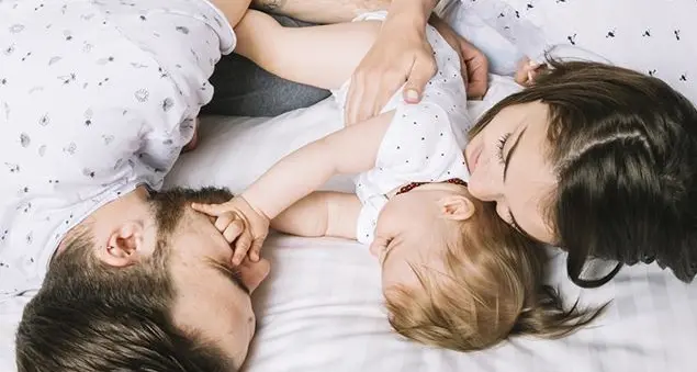 «Nostra figlia ha 13 anni, ma vuole dormire tra di noi»