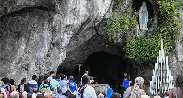 Le apparizioni, la figura di Bernadette, i miracoli: tutta la storia della Madonna di Lourdes