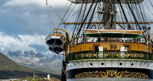Pellegrini in mezzo al mare, l'Amerigo Vespucci luogo del giubileo