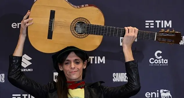 Il rito di Sanremo, tra polemiche social e testi deprimenti