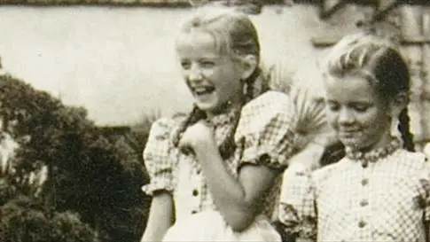 Crescere al di là del muro di Auschwitz: il romanzo sulla figlia del mostro