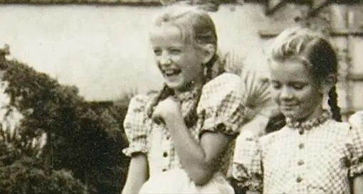 Crescere al di là del muro di Auschwitz: il romanzo sulla figlia del mostro