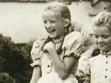 Crescere al di là del muro di Auschwitz: il romanzo sulla figlia del mostro