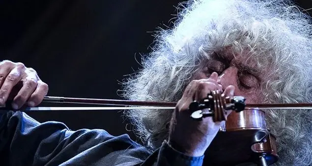 Un menestrello che canta Dio come una fiaba