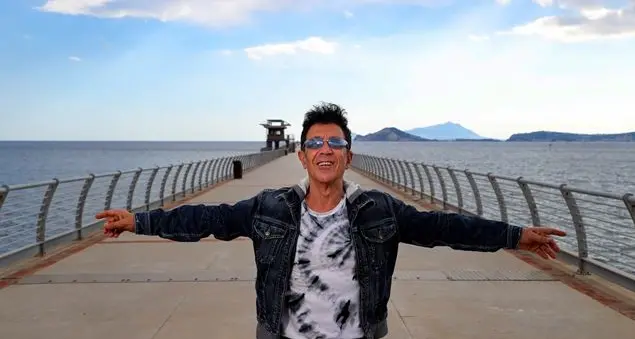 Sono solo canzonette (e con un pizzico di intelligenza artificiale): in Tv la vita di Edoardo Bennato