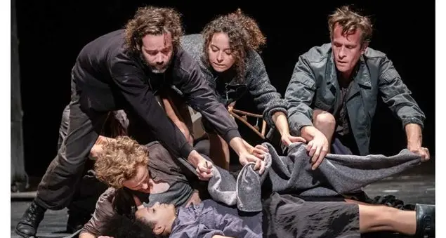 Cosa resta nel mondo dei robot del rapporto dell'uomo con la terra e il lavoro dei campi