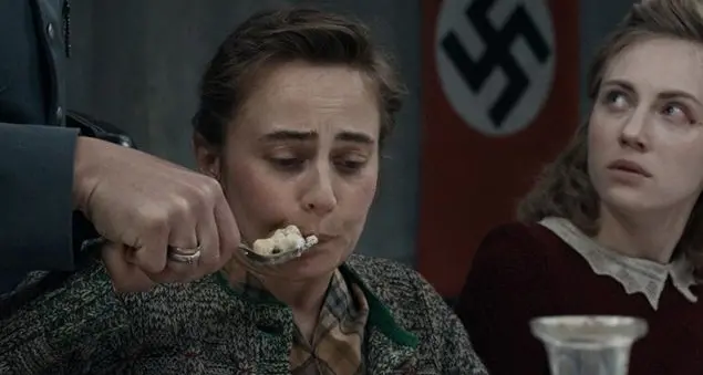 Donne come cavie per i pasti di Hitler: il romanzo che ha svelato l'ennesima follia del Führer