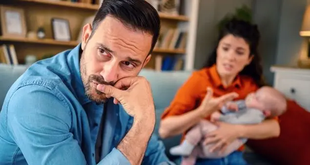 Madri \"coccodrillo\" e padri assenti: così crescono uomini \"vampiri\" che non sanno amare e uccidono le donne