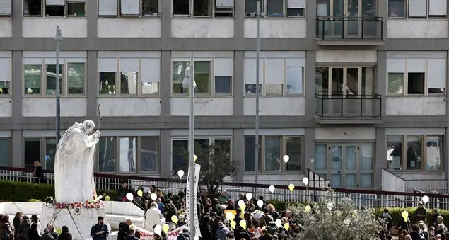 Il Papa: «Vivo, come tanti ammalati, un periodo di prova ma Dio non mi abbandona»