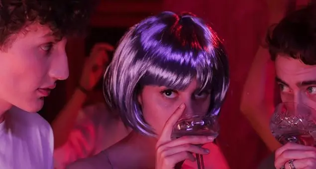 «La compagnia di mio figlio, tra i 16 e i 19 anni, si ubriaca ogni sabato. Lui è a posto, ma che disastro!»